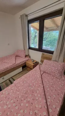 a bedroom with two beds and a window at Bad and Breakfast Majestik in Gornji Ribnik