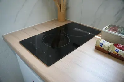 a black stove top on a counter in a kitchen at Studio apartman Ivica in Jajce
