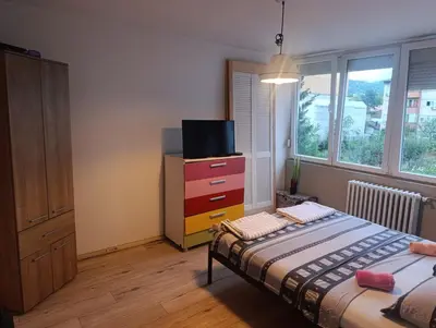 a bedroom with a bed and a tv on a dresser at Apartman Mejdan in Banja Luka