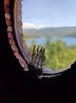 a small boat sitting in a window sill at Bungalovi Narandža Ramsko jezero