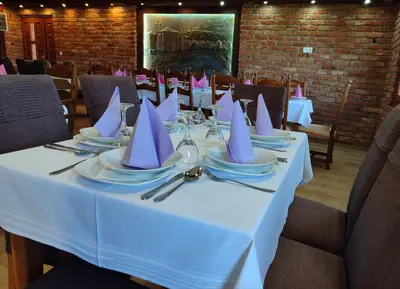 a table with purple napkins on top of it at Bungalovi Narandža Ramsko jezero
