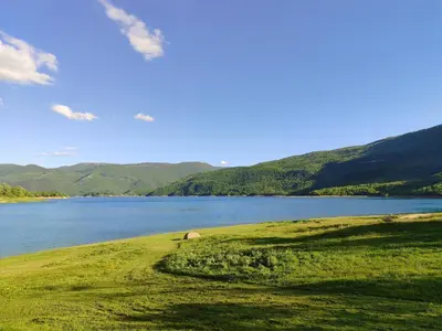a view of a lake with mountains in the background at Bungalovi Narandža Ramsko jezero