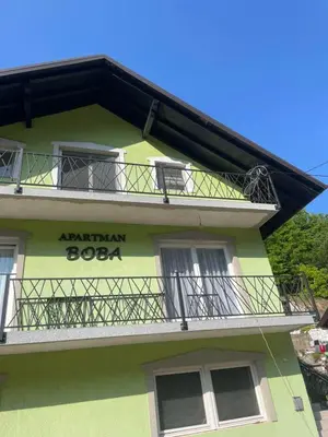 a green building with a sign that reads africanodo at Apartman BOBA in Jajce