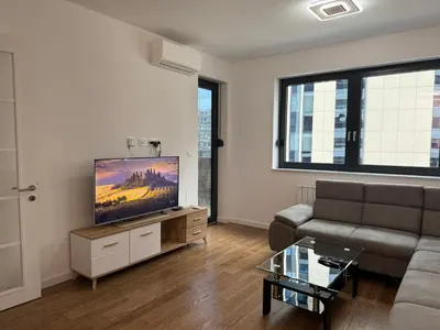 a living room with a couch and a flat screen tv at Divna Besplatan parking in Banja Luka