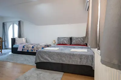 a bedroom with two beds and a window at Apartmani Božur in Bosanska Gradiška