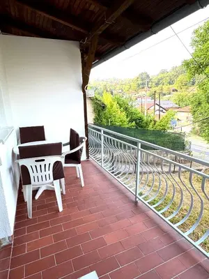 a patio with a table and chairs on a balcony at Apartmani Fazinasa