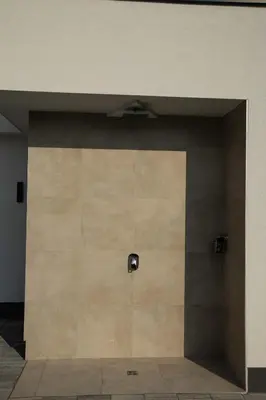 a room with a wall with a security camera at Villa Ena in Praščijak