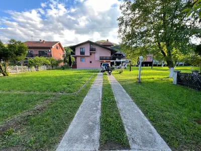 a walkway in a yard with a house at Home Nur in Ivišovo Greblje