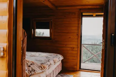 a bedroom with a bed and a window at Djedovo Ognjiste,prenociste in Modriča