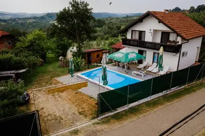 an aerial view of a house with a swimming pool at Djedovo Ognjiste,prenociste in Modriča