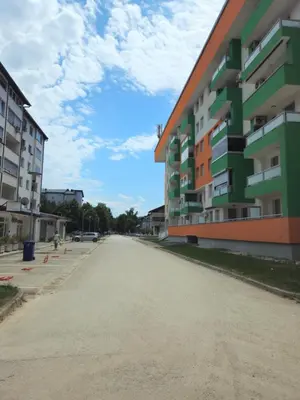 an empty street in front of a building at Apartman devet rijeka in Sanski most