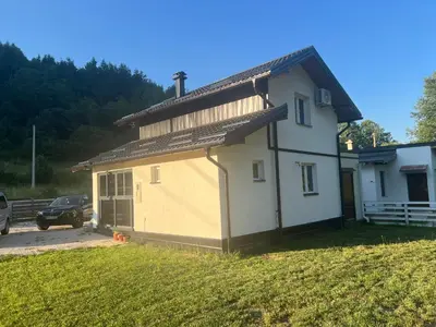a small house in a yard with a car parked at Oaza mira -Trnovo in Ivišovo Greblje