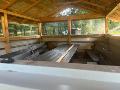 a room with two benches in a cabin at Oaza mira -Trnovo in Ivišovo Greblje
