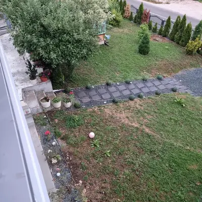 an aerial view of a garden with plants in a yard at Ramonda Smještaj in Tuzla