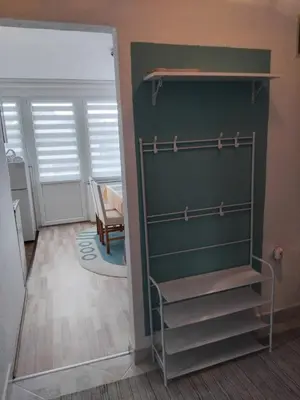 a room with a green closet with a shelf at Apartman Breskvica in Bihać