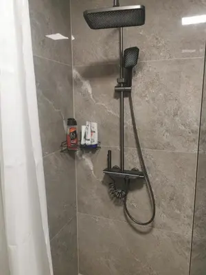 a shower with a blow dryer in a bathroom at Stan na dan - zvijezda Danica Kozarska Dubica in Bosanska Dubica
