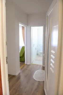 a hallway with a door leading to a bathroom at Stan na dan-Studio 10 centar Gradiška in Bosanska Gradiška