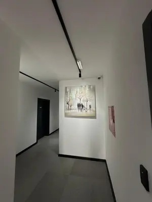 a hallway with a painting on a white wall at Prenoćište Vozač in Jajce