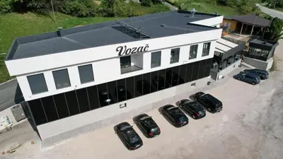 an overhead view of a building with cars parked outside at Prenoćište Vozač in Jajce