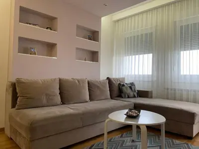 a living room with a couch and a table at Apartman Savanovic sa garazom in Banja Luka