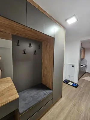 a room with a wall with three birds on it at Apartman IVA in Modriča