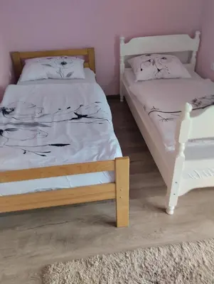 two beds sitting next to each other in a bedroom at Apartman Mona Liza Banja Luka in Banja Luka