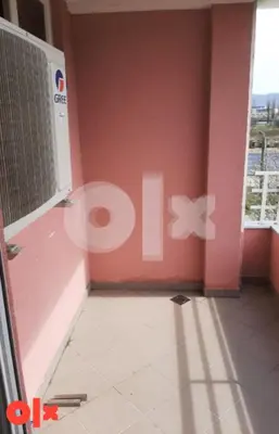 a room with a pink wall and a window at Stan na Adi in Ivišovo Greblje