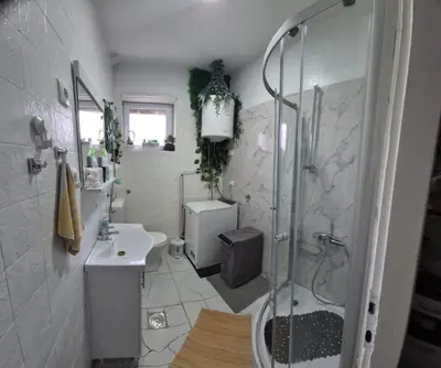 a bathroom with a shower and a toilet and a sink at Apartman Una Vista in Ivišovo Greblje
