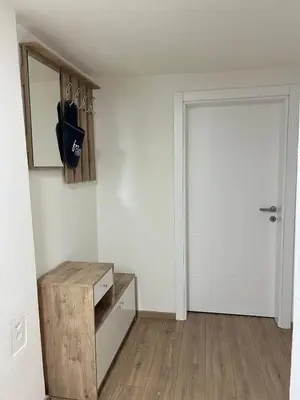 an empty room with a closet and a door at Apartman Zvjezdica in Banja Luka