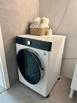 a white microwave sitting on top of a washing machine at Apartman GrandTrade by Termax in Banja Luka