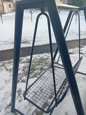 a frisbee golf hoop in the snow at Studio apartman 
