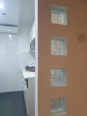 a kitchen with a wall with four windows at Apartman Magelan in Bosanska Gradiška