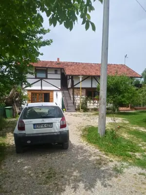 a car parked in front of a house at Ribarska Vila in Donje Lohovo