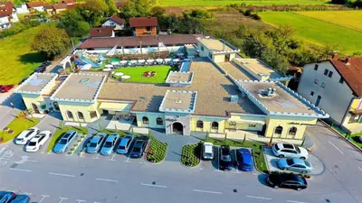 an aerial view of a large house with a parking lot at Motel pizzeria Antic's in Laktaši