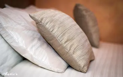 two pillows sitting on top of a bed at Motel pizzeria Antic's in Laktaši