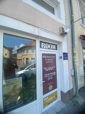 a window of a store with a sign on the door at Prenoćište Gany in Jajce