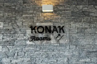a sign on the side of a brick wall at Konak na Uni in Bihać