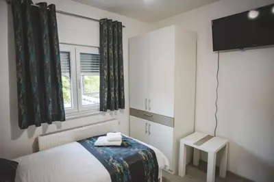 a small bedroom with a bed and a window at Villa La Unica in Lohovo