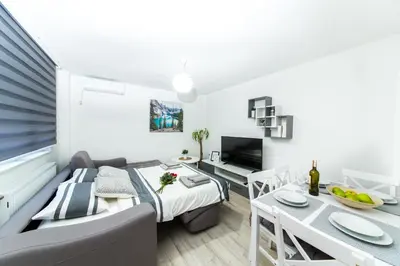 a small apartment with a kitchen and a dining room at Apartman Centar in Banja Luka