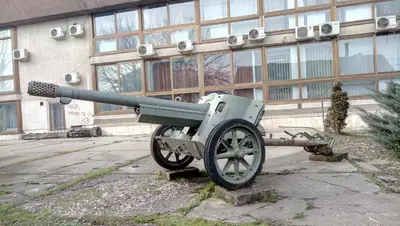 a large cannon in front of a building at Stan na dan Banja Luka in Banja Luka