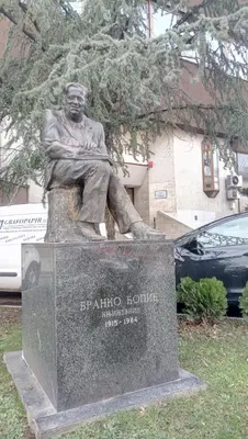a statue of a man sitting on a bench at Stan na dan Banja Luka in Banja Luka