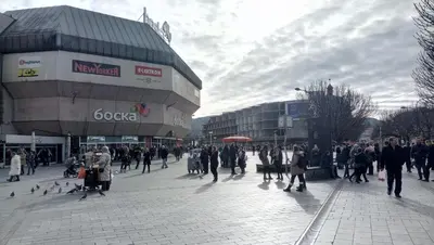 a group of people walking down a city street at Stan na dan Banja Luka in Banja Luka