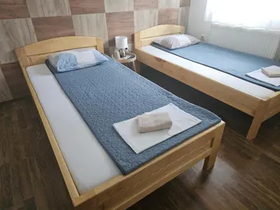 two twin beds in a room with at Restoran i sobe 