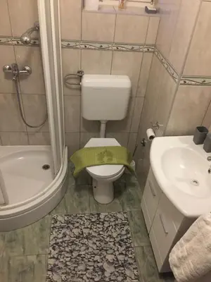 a bathroom with a toilet and a shower and a sink at Stan na dan Gradiška/Bos. Gradiška in Bosanska Gradiška