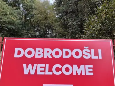 a red sign with the words dodbots welcome at Obiteljski Apartman Borovi in Visoko