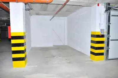 a room with white walls and yellow and black columns at Apartman Tea 2 in Banja Luka