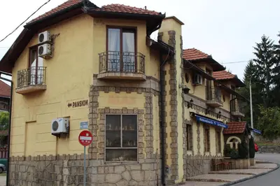 a building on a street with a do not enter sign at Motel Alas in Banja Luka