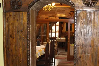 an archway leading into a dining room with a table at Motel Alas in Banja Luka