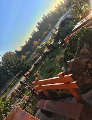 an overhead view of a park with a wooden bench at Restoran sa sobama za iznajmljivanje MALI RAJ in Mrkonjić Grad