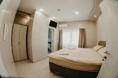 a small room with a bed and a window at Prenoćište Park in Modriča